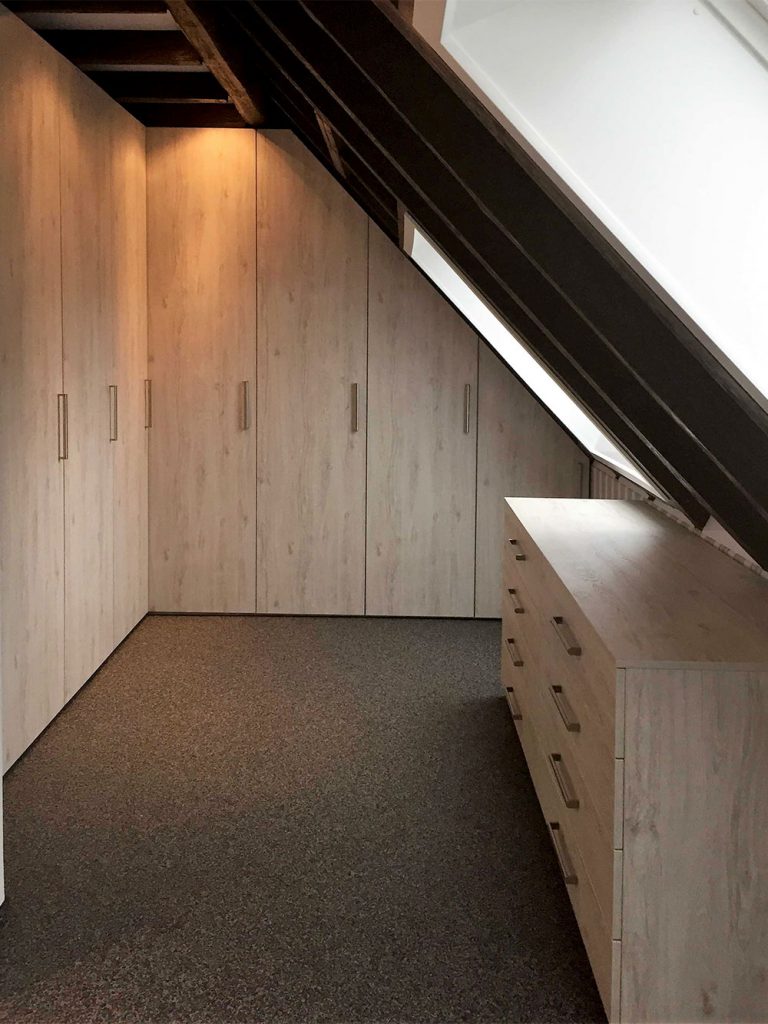 Einbauschrank unter Dachschräge